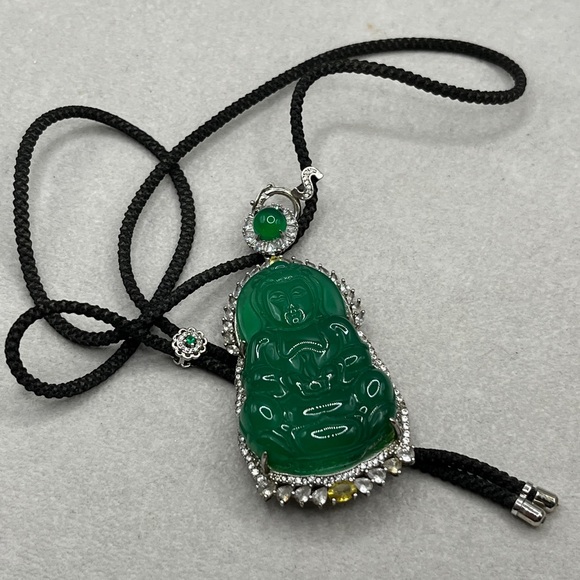 Mens Green Nephrite Guanyin hard stone pendant on 30 inch adjustable cord - Picture 6 of 11